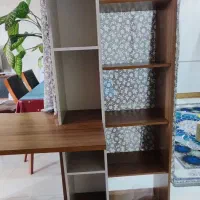 کتابخانه و میز تحریر