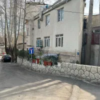 کارگر همراه با جای خواب