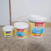 تعدادی سطل رنگ پلاستیکی بدون درب تمیز و قشنگ نگهدا
