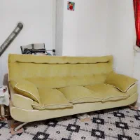 یک کاناپه ۴ نفره در حد نو و تابلو  بزرگ چراغ دار