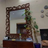 آینه به همراه میز