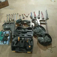باسلام و عرض ادب تعدادی ابزار آلات یکجا فرش است