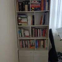صندلی و میز مطالعه و کتابخونه خیلی تمیز و نو