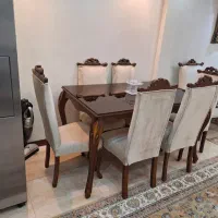 یک میز ناهار خوری ۶ نفره