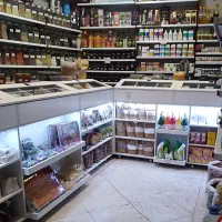 تعدادی قفسه دیواری با پایه و لچکی