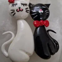 تعدادی اثر هنری  مجسمه  سرامیکی جانوران و پرندگان