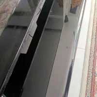 میز تلویزیون شیشه ای تمیز سالم فقط پونصد تومن