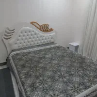 تخت دونفره دو پاتختی میز آرایش و اینه و پاف