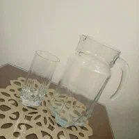 تعدادی ظروف پذیرایی و پارچ و لیوان
