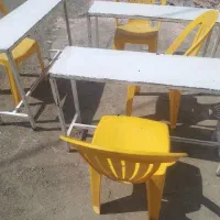 میز اهنی و صندلی پلاستیکی