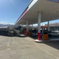 کارگر و اپراتور پمپ بنزین
