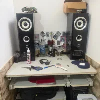 کامپیوتر و میز و صندلی