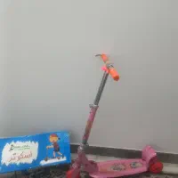 اسکوتر و تخته اسکیت و گیتار