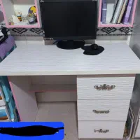 میز تحریر و کتابخانه