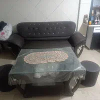 فروش یک مبل چرم سه نفره وجلومبری بزرگ و دو عسلی