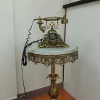 میز تلفن و تلفن برنجی