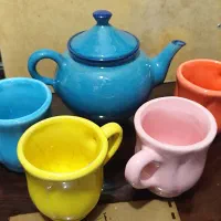 قوری سنتی سفالی ابی فیروزه لعابی و لیوان ماگ رنگی