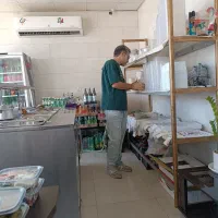 فروشنده در رستوران بیرون بر