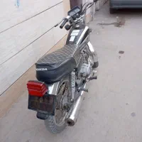 یک عدد موتور سیکلت به فروش می‌رسد