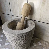 هاون سنگی قدیمی با دسته چوبی نو