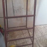 یک عدد چهارپایه آهنی بلند