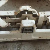 دو عدد ترازو.  یکی ۲۰ کیلو.  یکی ۵ کیلو