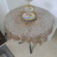 میز خاطره به همراه رومیزی سنگدوزی و رومیزی طلق