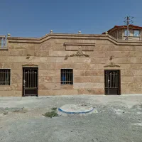 یک خانه دارای سه مغازه تجاری در سه راه قزانچی