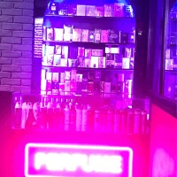 استخدام فروشنده خانم برای غرفه عطر و ادکلن