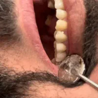 منشی پذیرش کلینیک دندانپزشکی