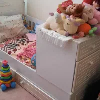 تخت نوزاد در حد نو همراه با تشک