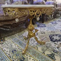 میز برنزی کنار سالنی