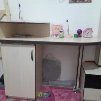 میز تحریر و کتاب خوانه