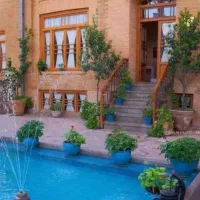 خانه کلنگی همراه مغازه تجاری