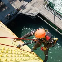 کار در ارتفاع طناب پیچ عایق شستشو رنگ چسب بتونه