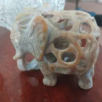 مجسمه سنگی فیل هندی و مجسمه ایتالیایی قدیمی