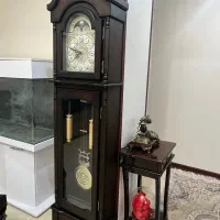 ساعت ایستاده و میز تلفن