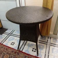 میز گرد ناهارخوری حصیری آلومینیومی محکم کنار سالنی