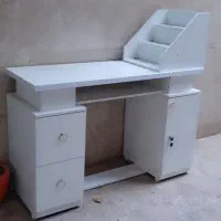 یک عدد میز ناخن همراه با استند و صندلی پدیکور