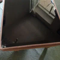 جلو مبلی کوچک قهوه ای.