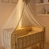 گهواره و تخت کنار مادر