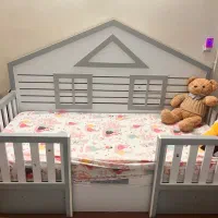 تخت و کمد کودک خانه کاملاً سالم و تمیز بدون خط وخش