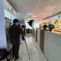 فیلمبردار با‌ دوربین یا موبایل