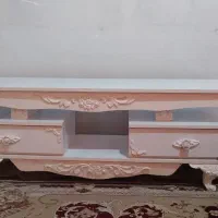 یک عدد میز تلویزیون با یک عدد میز و گل میز