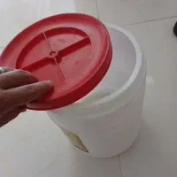 تعدادی سطل ۱۰کیلو ظرف حلوا شکری موجود است