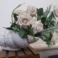گل مصنوعی به همراه گلدان