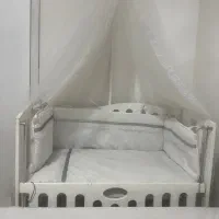 گهواره و تحت کنار مادر با رخت خواب گارد و پشه بند