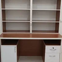 میز و کتابخانه