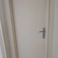 درب اتاق خواب وسرویس باچهار چوب تمیز ومرتب