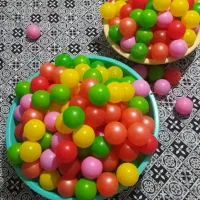استخر توپ همراه توپ